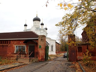 Свято-Троицкий Мариинский женский монастырь. Въездные ворота.