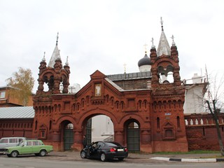 Святые ворота Свято-Троицкого Мариинского женского монастыря.