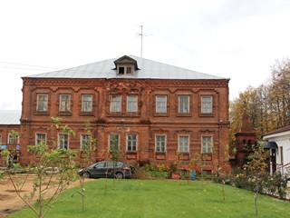 Свято-Троицкий Мариинский женский монастырь. Келейный корпус (1899 г.). В настоящее время находится на территории авиационного колледжа.