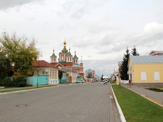 Коломна, Улица Лажечникова, слева - Успенский Брусенский женский монастырь.