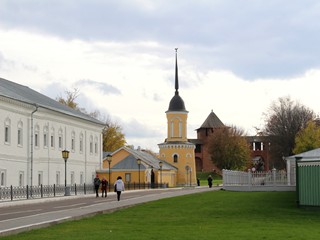 Архиерейские палаты и угловая башенка Свято-Троицкого Ново-Голутвина монастыря.