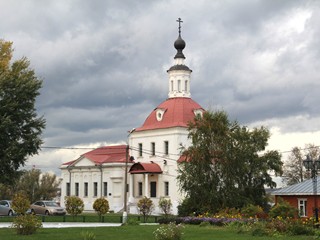 Воскресенская церковь - древнейшая постройка Коломенского кремля, первый каменный храм на его территории, построена где-то до 1360 г.