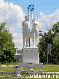 Памятник в Куровском.