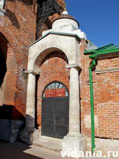 Коломенский кремль. Расположенная справа перед Пятницкой башней православная часовня великомученицы Параскевы Пятницы