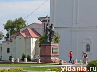Коломенский кремль. Памятник св. Кириллу и Мефодию.