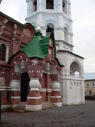 Николо-Пешношский монастырь в Луговом, церковь Сергия Радонежского, крыльцо