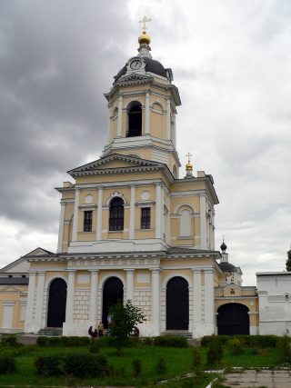 Серпухов, Высоцкий мужской монастырь, колокольня, надвратная Трехсвятская церковь