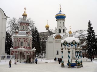 Свято-Троицкая Сергиева Лавра, Надкладезный колодец и Духовской храм