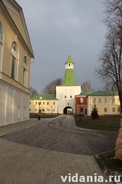Николо-Пешношский монастырь. Спасская башня, вход в монастырь