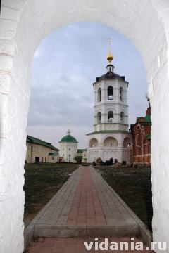 Николо-Пешношский монастырь. Вид через проход в монастырской стене на колокольню.
