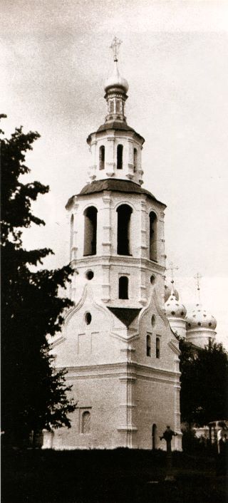 Колокольня Феодоровского монастыря, разрушенная в годы советской власти. Фото начала XX века