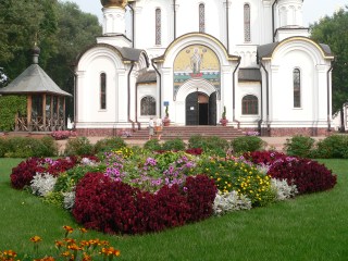 Переславль-Залесский, Свято-Никольский женский монастырь. Цветник перед Никольским собором