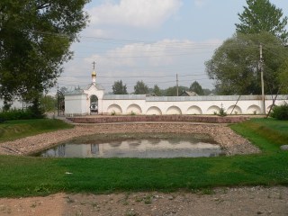 Переславль-Залесский, Свято-Никольский женский монастырь. Вид от звонницы на монастырский пруд. Слева - вход в монастырь