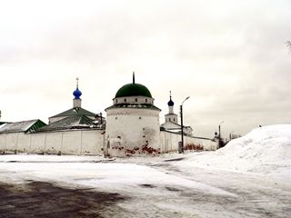 Рязань, Рязанский кремль, Угловая башня Спасо-Преображенского монастыря. Справа - древний крепостной вал.