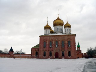 Тула, Успенский собор Тульского кремля, за собором - башня Одоевских ворот