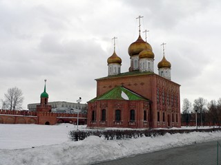 Тула, Тульский кремль, Успенский собор, слева – башня Одоевских ворот.
