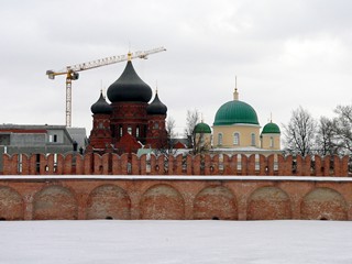 Тула, Тульский кремль. Вид с территории Тульского кремля на Менделеевскую улицу.