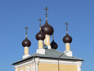 Углич, Купола церкви святых мучеников Флора и Лавра.