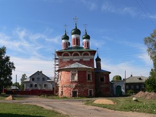 Углич, Богоявленский монастырь. Пристроенное в XIX веке крыльцо Смоленской церкви не соответствует облику храма.