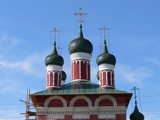 Углич, Богоявленский монастырь. Купола Смоленской церкви.
