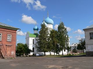 Углич, Богоявленский женский монастырь занимает половину квартала, прилегающего к Ростовской улице.