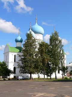 Углич, Богоявленский монастырь. Огромный пятиглавый Богоявленский собор сооружен в 1843-1853 годах.