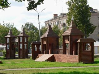 Углич, В парке детский городок, видимо, должен чем-то в миниатюре напоминать старый Угличский Кремль с деревянными стенами..
