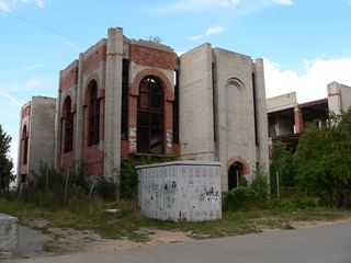 Углич, Недостроенное здание с гудящей транформаторной будкой, оставшееся, видимо, еще с советских времен.