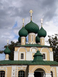 Углич, Алексеевский монастырь. Рядом с «Дивной» церковью находится соборный монастырский храм Иоанна Предтечи.