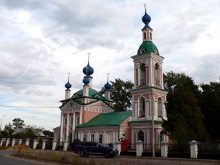 Углич, Храм царевича Димитрия «на поле» стоит в конце Ростовской улицы, на окраине исторической части города.