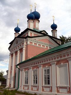 Углич, Храм царевича Димитрия «на поле» поставлен на месте, где в 1606 году горожане прощались с мощами царевича.