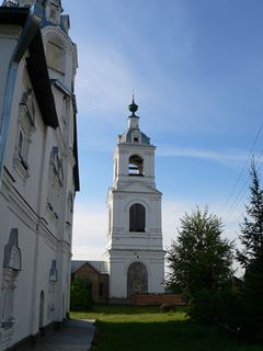 Улейма, Николо-Улейминский монастырь. Колокольня Николо-Улейминского монастыря, слева Введенская церковь.