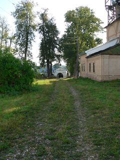 Улейма, Николо-Улейминский монастырь. Вид на Святые ворота. За спиной - Троицкая надвратная церковь и Братский корпус.