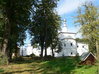 Улейма, Николо-Улейминский монастырь. Вид на Троицкую надвратную церковь. Справа Введенская церковь.