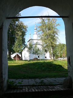 Улейма, Николо-Улейминский монастырь, вид от Водяных ворот на Введенскую церковь.