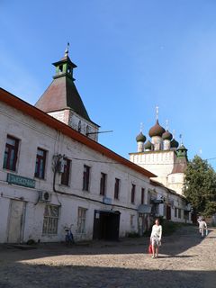 Борисоглебский, Борисо-Глебский монастырь. Торговые ряды в поселке, Сретенская надвратная церковь.
