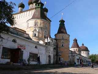 Борисоглебский, Борисо-Глебский монастырь. Сретенская надвратная церковь, крепостная стена и башни.