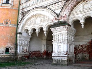 Борисоглебский, Борисо-Глебский монастырь. Порталы Сретенской надвратной церкви.