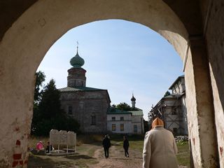 Борисоглебский, Борисо-Глебский монастырь. Вид из ворот Сретенской церкви на Борисоглебский собор.