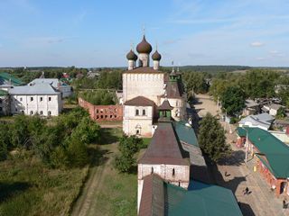 Борисоглебский, Борисо-Глебский монастырь. Вид на Сретенскую надвратную церковь с Северо-Восточной угловой башни.
