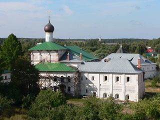 Борисоглебский, Борисо-Глебский монастырь. Благовещенская церковь (1524 - 1526 гг.) и Трапезная палата (XVI в.).