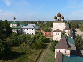 Борисоглебский, Борисо-Глебский монастырь. Сретенская надвратная церковь и Благовещенская церковь.