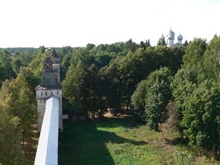 Борисоглебский, Борисо-Глебский монастырь. Крепостная стена Борисоглебского монастыря, вдали видны купола Сергиевской церкви.