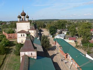 Борисоглебский, Борисо-Глебский монастырь. Сретенская надвратная церковь и торговые ряды.