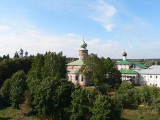 Борисоглебский, Борисо-Глебский монастырь. Купола Сергиевской надвратной церкви, Борисоглебский собор и Благовещенская церковь.