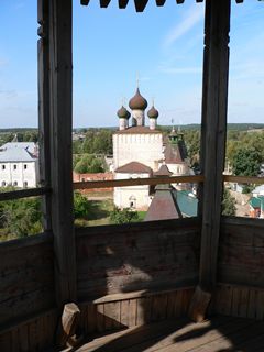 Борисоглебский, Борисо-Глебский монастырь. Вид на Сретенскую надвратную церковь с Северо-Восточной угловой башни.