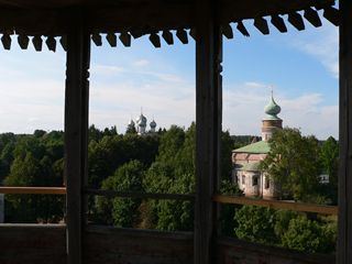 Борисоглебский, Борисо-Глебский монастырь. Вид с Северо-Восточной угловой башни на Сергиевскую цервковь и Борисоглебский собор.