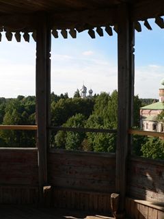 Борисоглебский, Борисо-Глебский монастырь. Вид с Северо-Восточной смотровой башни на Сергиевскую надвратную церковь.