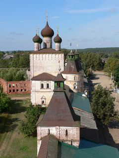 Борисоглебский, Борисо-Глебский монастырь. Сретенская надвратная церковь - вид с Северо-Восточной угловой башни.