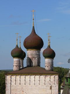 Борисоглебский, Борисо-Глебский монастырь. Купола Сретенской надвратной церкви.